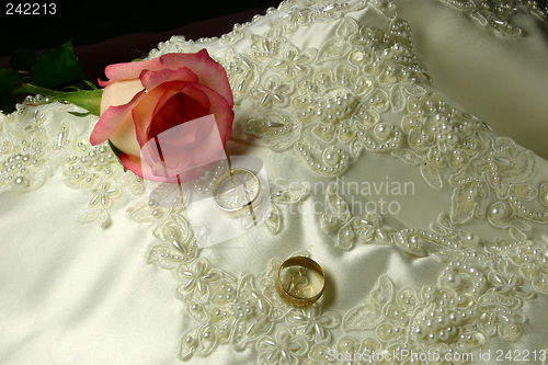 Image of rings satin and a rose