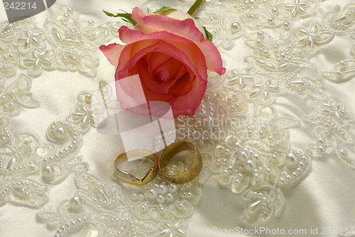 Image of rings satin and a rose