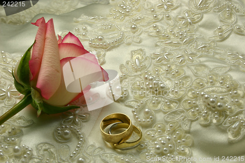 Image of rings satin and a rose