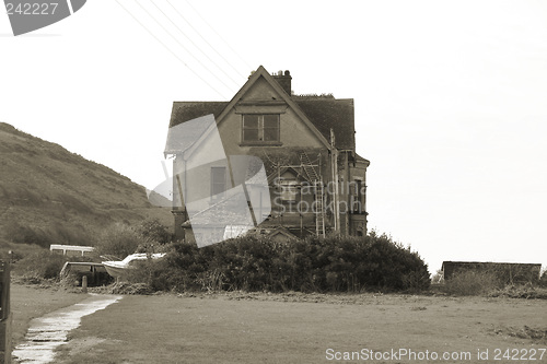 Image of spooky old house