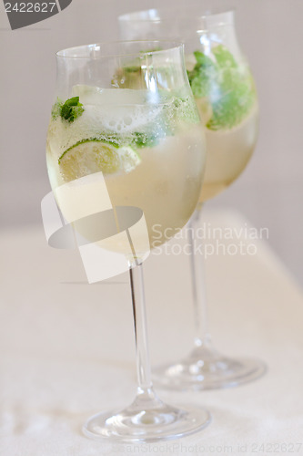 Image of hugo prosecco elderflower soda ice summer drink 