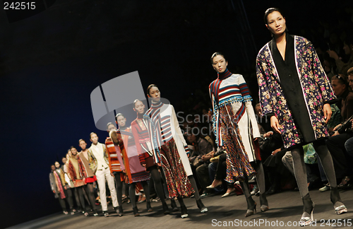 Image of Asian models on the catwalk (focus on the front model)