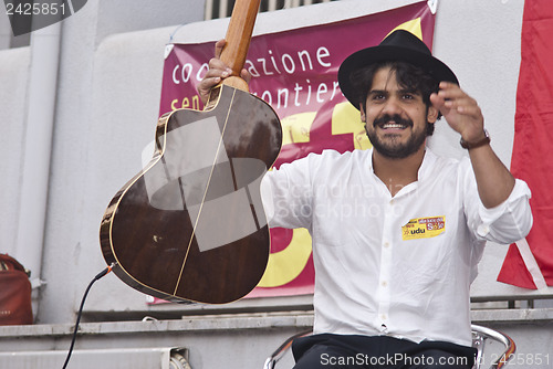 Image of Alessandro Mannarino meets students in Palermo