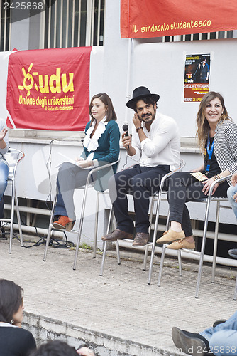 Image of Alessandro Mannarino meets students in Palermo