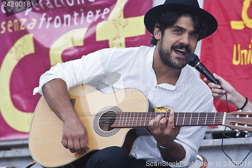 Image of Alessandro Mannarino meets students in Palermo