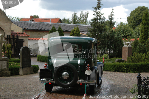 Image of Old wedding car