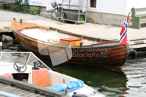 Image of Small boat with flag (2)