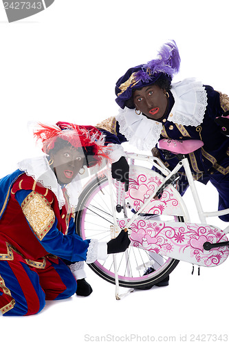 Image of Zwarte Piet finds a gingernut in his tire