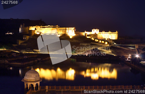 Image of fort and lake in Jaipur India at night