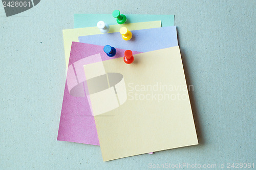 Image of color pins with color note paper