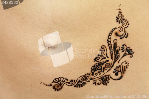 Image of Mehendi on the stomach