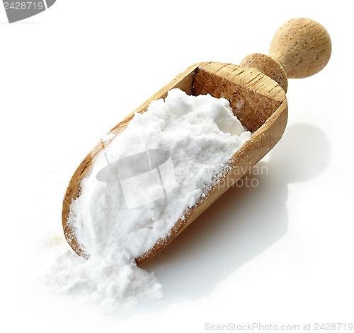 Image of wooden scoop with potato starch