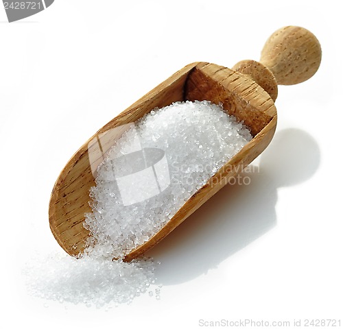 Image of wooden scoop with white sugar