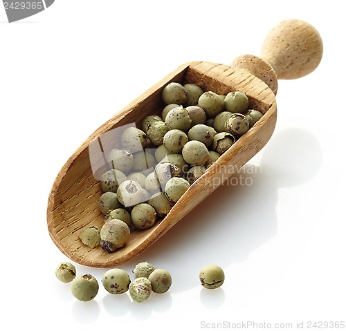 Image of wooden scoop with green peppers