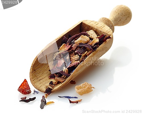 Image of wooden scoop with fruit tea