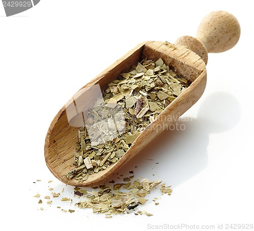Image of wooden scoop with yerba mate tea