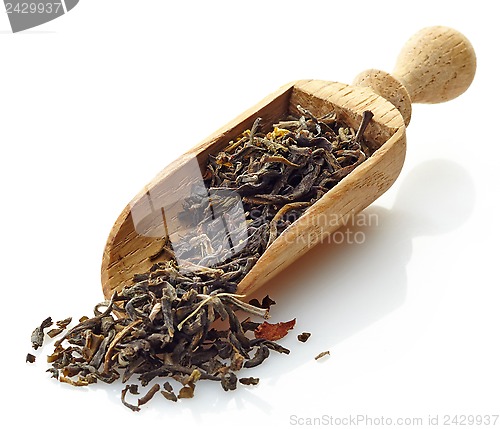 Image of wooden scoop with green tea Osmantus