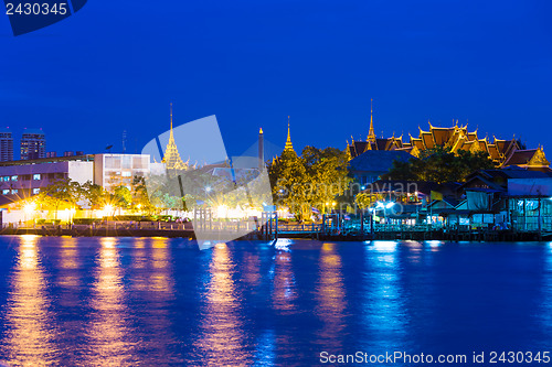 Image of Wat Arun in Bangkok at night