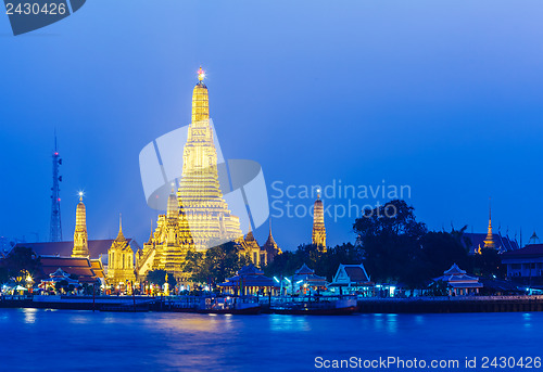 Image of Wat Arun in Bangkok at night