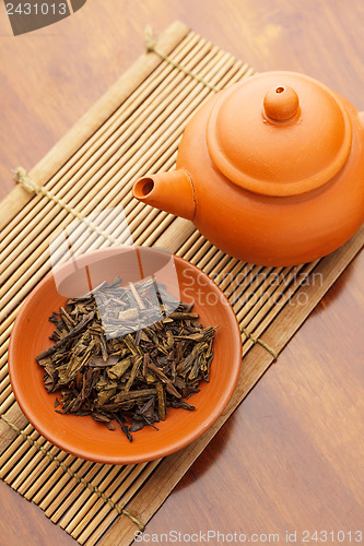 Image of Teapot and dried tea leave