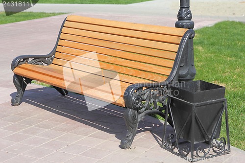 Image of wooden bench with an urn