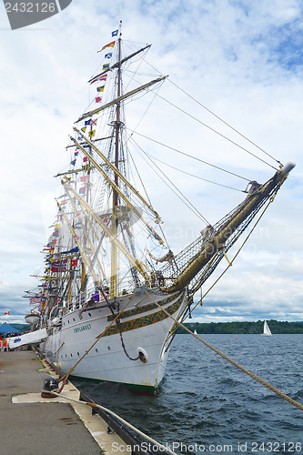 Image of Big tall ship.