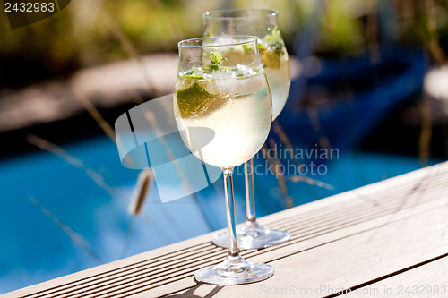 Image of hugo prosecco elderflower soda ice summer drink 