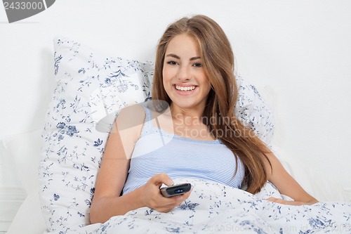 Image of young attractive woman watching movie tv expression 