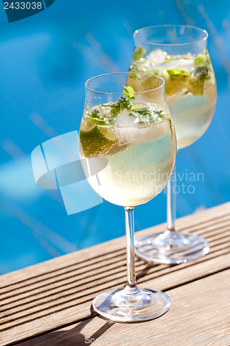 Image of hugo prosecco elderflower soda ice summer drink 