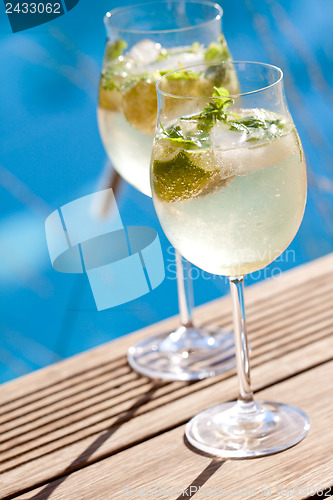 Image of hugo prosecco elderflower soda ice summer drink 