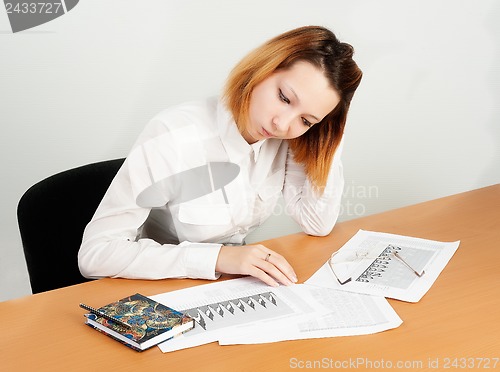 Image of business analyst woman working