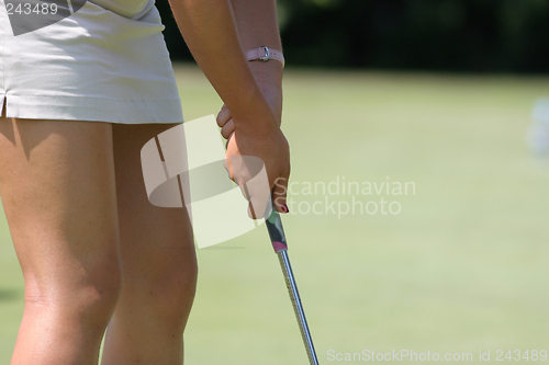 Image of lady golf putting