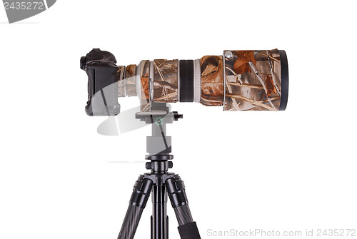 Image of Long camouflages professional supertele on tripod