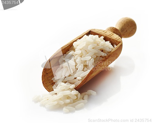 Image of wooden scoop with white rice