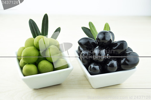Image of Black and Green Olives 