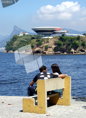 Image of boyfriend and girlfriend in front of the Museum and Corcovado