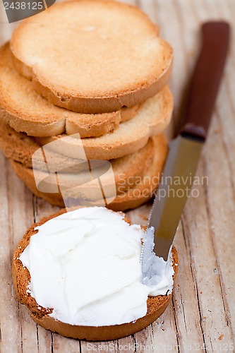 Image of snack crackers with cream cheese