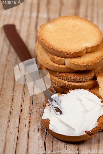 Image of snack crackers with cream cheese 