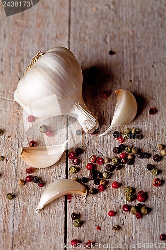Image of fresh garlic and peppercorns 