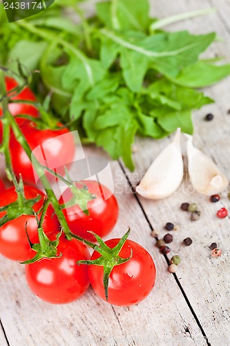 Image of fresh tomatoes, rucola, garlic and peppercorns