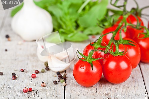 Image of fresh tomatoes, rucola, garlic and peppercorns 