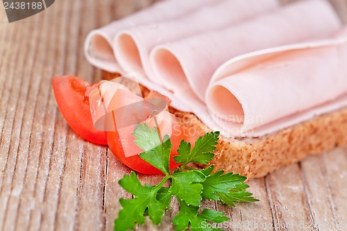 Image of bread with sliced ham