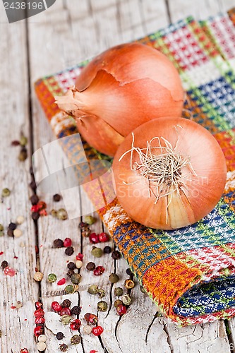 Image of fresh onions and peppercorns 