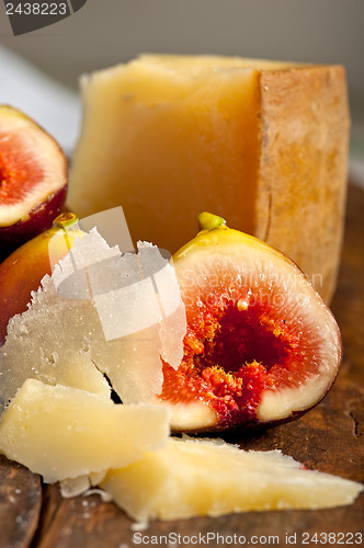 Image of pecorino cheese and fresh figs 