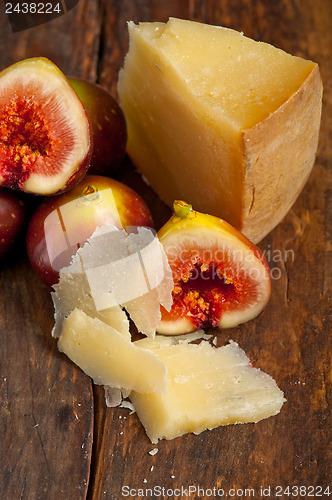 Image of pecorino cheese and fresh figs 