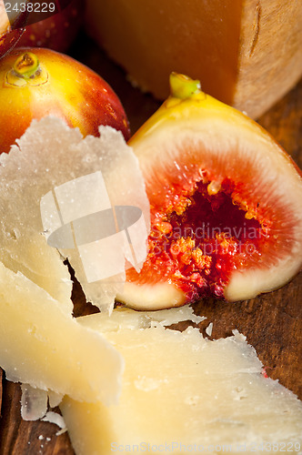 Image of pecorino cheese and fresh figs 