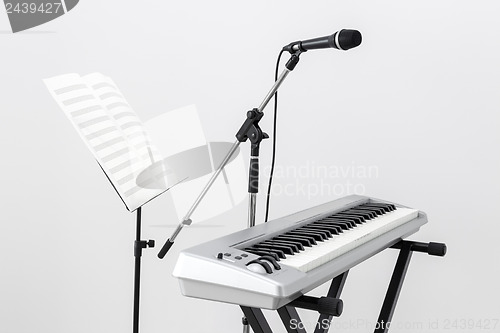 Image of Electric piano, microphone and music stand