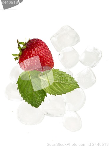 Image of ice cubes, mint sheets, strawberry