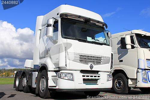 Image of White Renault Premium 460 Truck