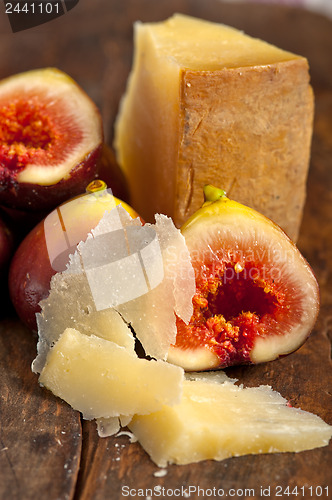 Image of pecorino cheese and fresh figs 